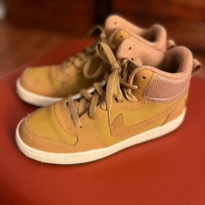 Nike high top dunk. Winter think fuzzy inside